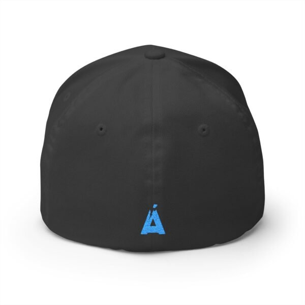 Elegante gorra bordada cerrada para cualquier ocasión.