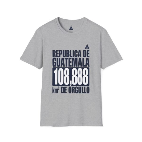 Celebra tu herencia guatemalteca con esta camiseta unisex con orgullo, perfecta para pasear.