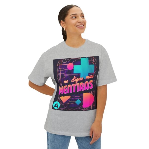 Camiseta holgada inspirada en los 80s, perfecta para salidas informales, con un aire divertido y nostálgico.