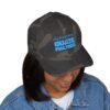 Elegante gorra bordada cerrada para cualquier ocasión.