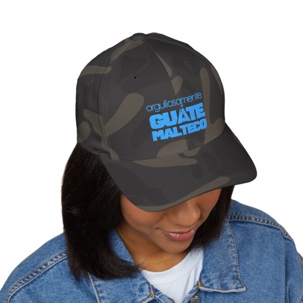 Elegante gorra bordada cerrada para cualquier ocasión.