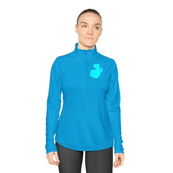 Elegante jersey deportivo para aventuras al aire libre, perfecto para mujeres que buscan estilo y comodidad.