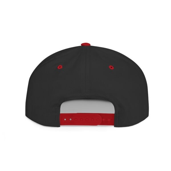 Esta gorra plana es elegante y ajustable, perfecta para el día a día.