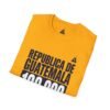 Celebra tu herencia guatemalteca con esta camiseta unisex con orgullo, perfecta para pasear.