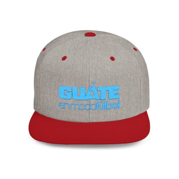 Esta gorra plana es elegante y ajustable, perfecta para el día a día.