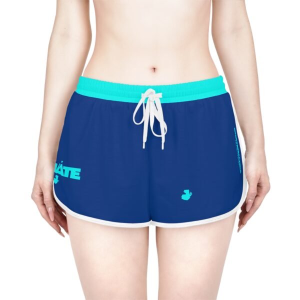 Shorts elegantes y relajados para mujer con diseño de GUATE, perfectos para días de verano.