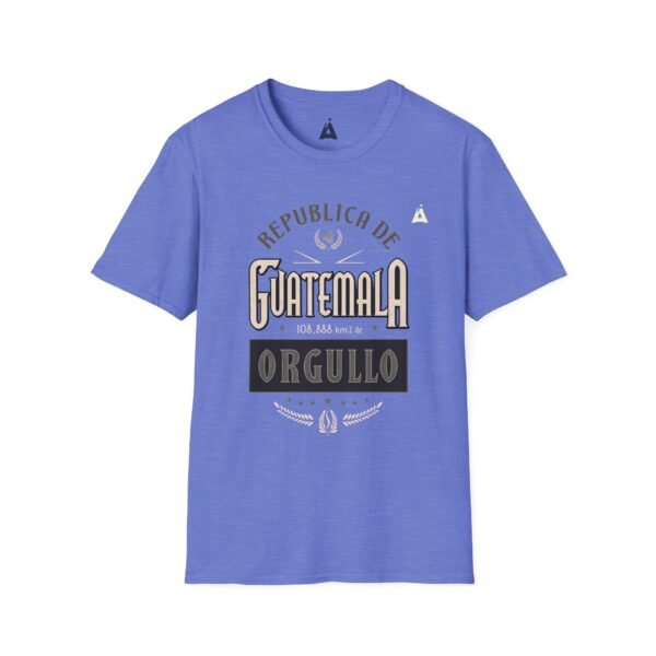 Celebra tu herencia guatemalteca con esta camiseta unisex con orgullo, perfecta para pasear.