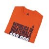 Celebra tu herencia guatemalteca con esta camiseta unisex con orgullo, perfecta para pasear.