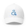 Elegante gorra cerrada con estructura, ofrece un aire deportivo y aventurero.