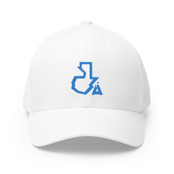 Elegante gorra cerrada con estructura, ofrece un aire deportivo y aventurero.