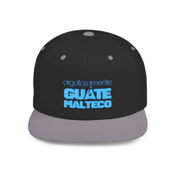 Esta gorra plana es elegante y ajustable, perfecta para el día a día.