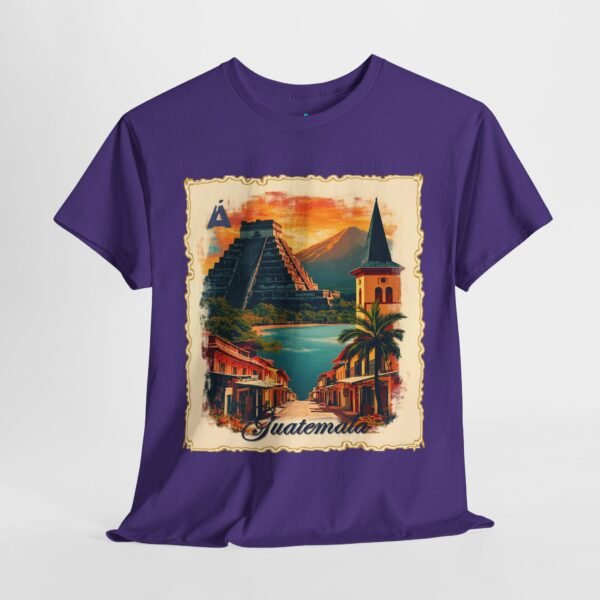 Celebra tu herencia guatemalteca con esta camiseta unisex con orgullo, perfecta para pasear.