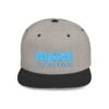 Esta gorra plana es elegante y ajustable, perfecta para el día a día.