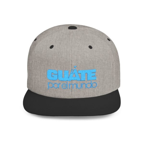 Esta gorra plana es elegante y ajustable, perfecta para el día a día.