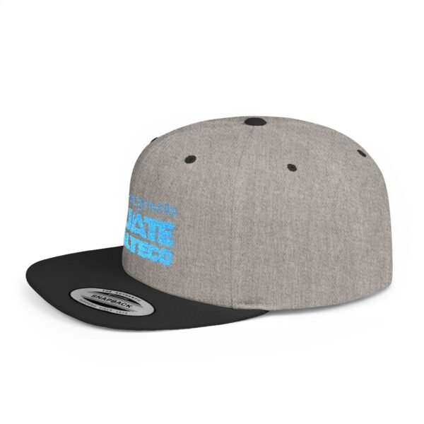 Esta gorra plana es elegante y ajustable, perfecta para el día a día.