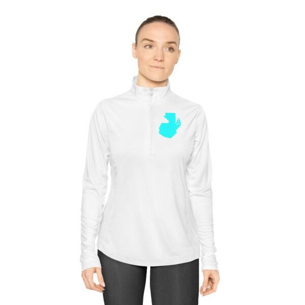 Elegante jersey deportivo para aventuras al aire libre, perfecto para mujeres que buscan estilo y comodidad.