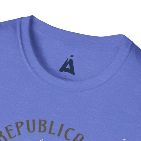 Celebra tu herencia guatemalteca con esta camiseta unisex con orgullo, perfecta para pasear.