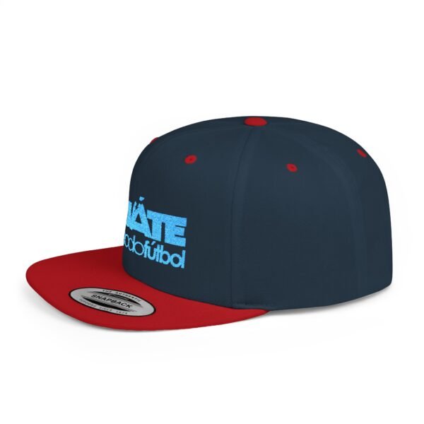 Esta gorra plana es elegante y ajustable, perfecta para el día a día.