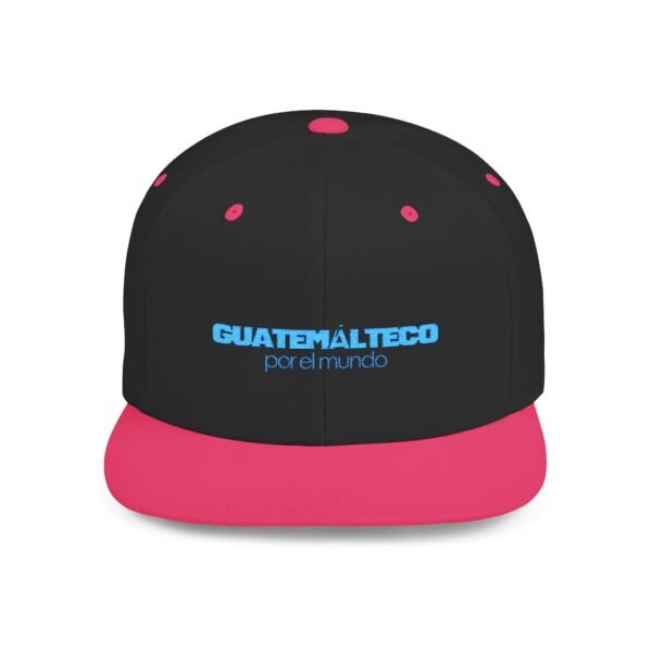 Esta gorra plana es elegante y ajustable, perfecta para el día a día.