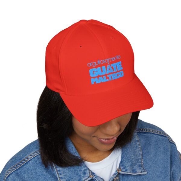 Elegante gorra bordada cerrada para cualquier ocasión.