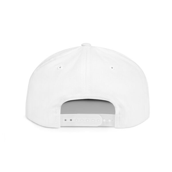 Esta gorra plana es elegante y ajustable, perfecta para el día a día.