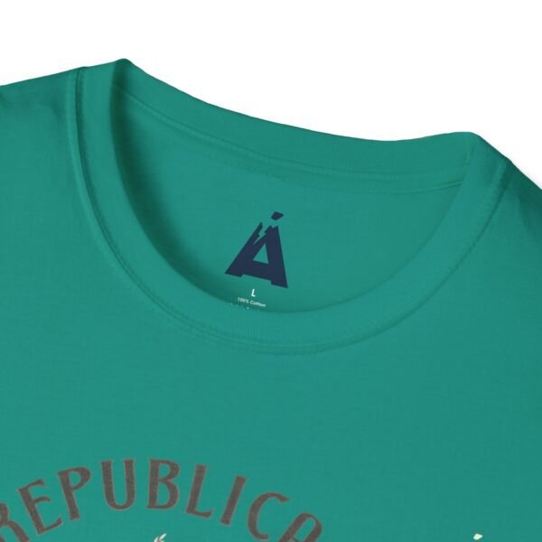 Celebra tu herencia guatemalteca con esta camiseta unisex con orgullo, perfecta para pasear.