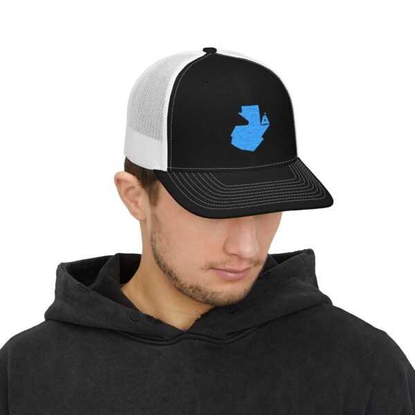 Elegante gorra de Camionero, bordada, perfecta para uso casual, una opción moderna y cómoda.