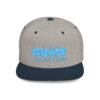 Esta gorra plana es elegante y ajustable, perfecta para el día a día.