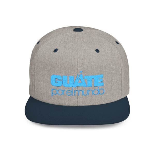Esta gorra plana es elegante y ajustable, perfecta para el día a día.