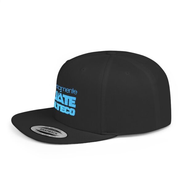 Esta gorra plana es elegante y ajustable, perfecta para el día a día.