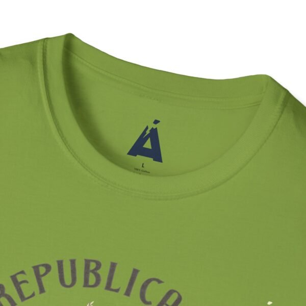 Celebra tu herencia guatemalteca con esta camiseta unisex con orgullo, perfecta para pasear.