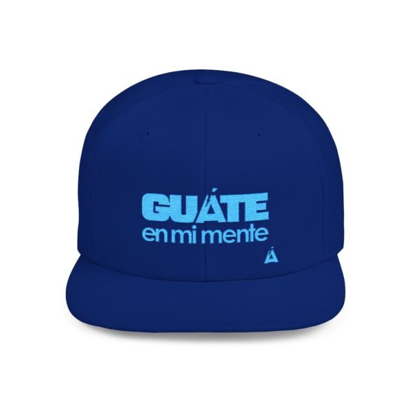 Esta gorra plana es elegante y ajustable, perfecta para el día a día.