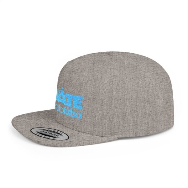 Esta gorra plana es elegante y ajustable, perfecta para el día a día.