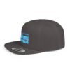 Esta gorra plana es elegante y ajustable, perfecta para el día a día.