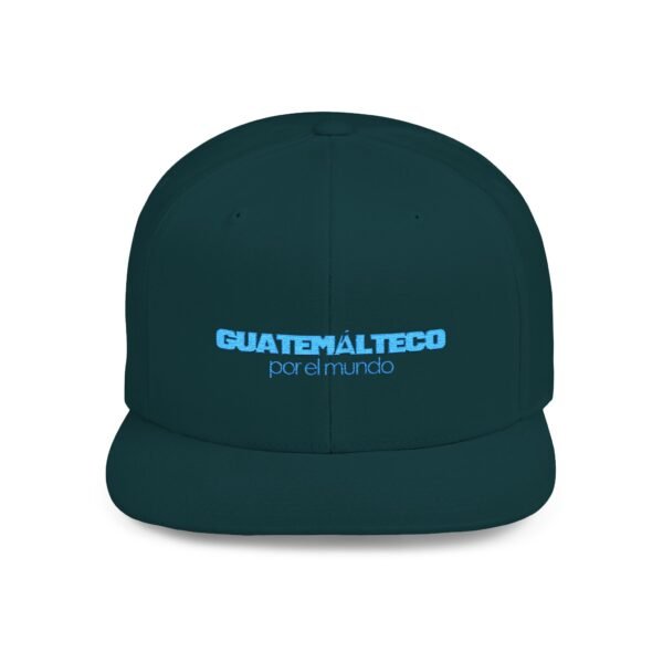 Esta gorra plana es elegante y ajustable, perfecta para el día a día.