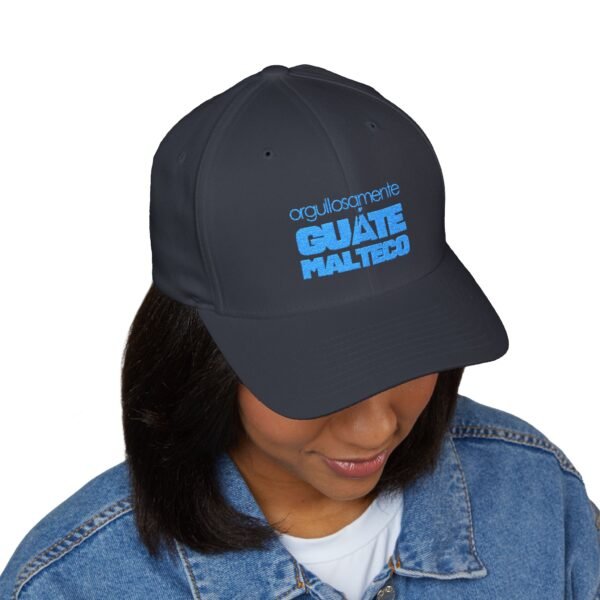Elegante gorra bordada cerrada para cualquier ocasión.