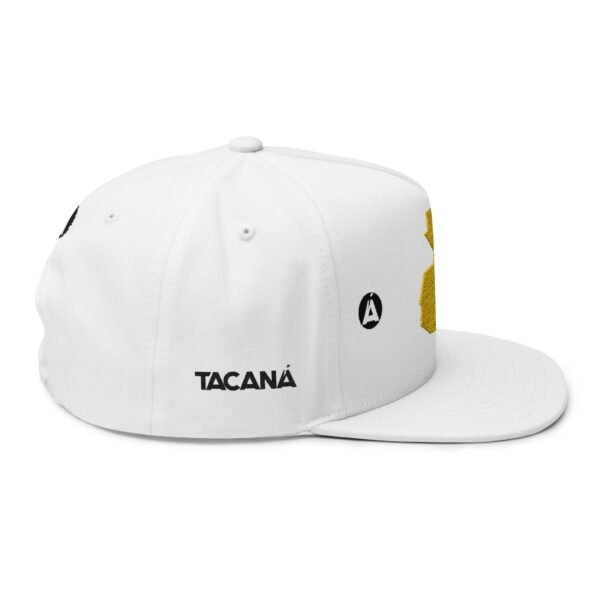 Gorra plana bordada con mapa de GUATE, ideal para aventuras al aire libre.