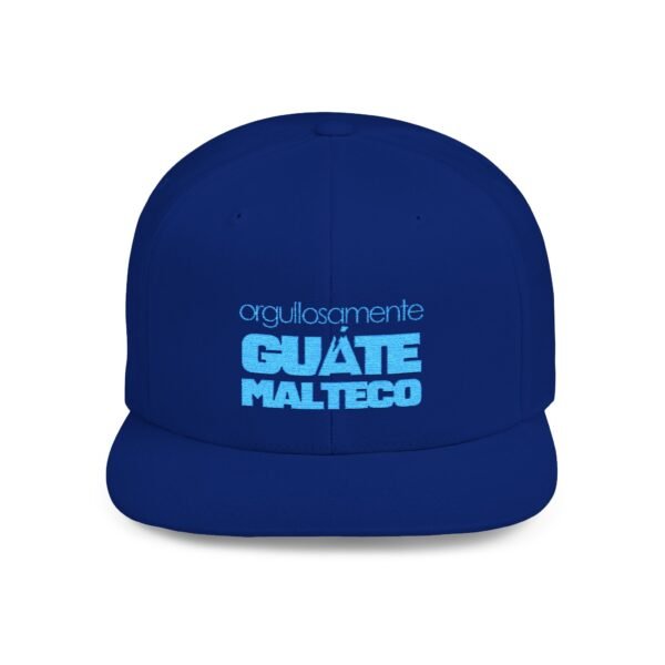 Esta gorra plana es elegante y ajustable, perfecta para el día a día.