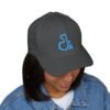 Elegante gorra cerrada con estructura, ofrece un aire deportivo y aventurero.