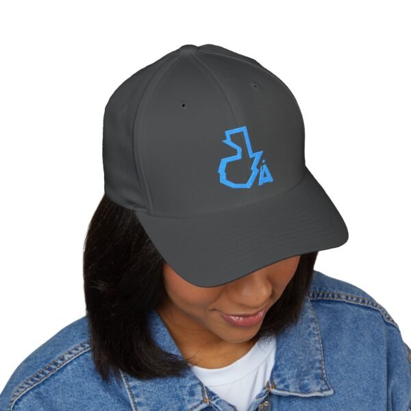 Elegante gorra cerrada con estructura, ofrece un aire deportivo y aventurero.