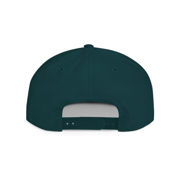 Esta gorra plana es elegante y ajustable, perfecta para el día a día.