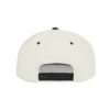 Esta gorra plana es elegante y ajustable, perfecta para el día a día.