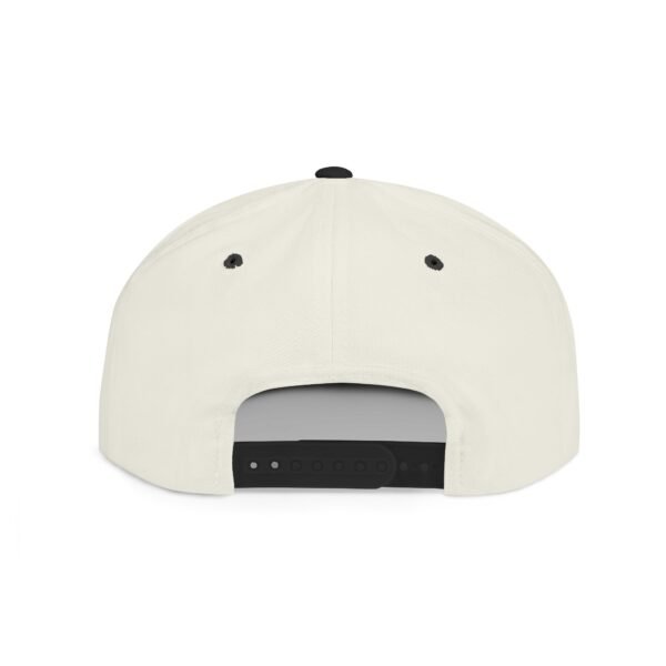 Esta gorra plana es elegante y ajustable, perfecta para el día a día.