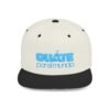 Esta gorra plana es elegante y ajustable, perfecta para el día a día.