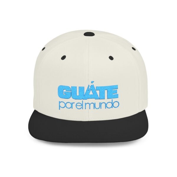 Esta gorra plana es elegante y ajustable, perfecta para el día a día.