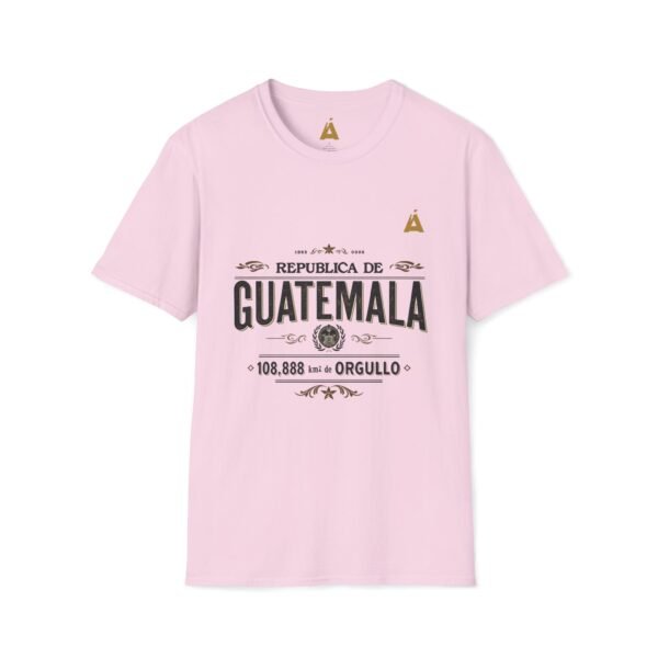 Celebra tu herencia guatemalteca con esta camiseta unisex con orgullo, perfecta para pasear.