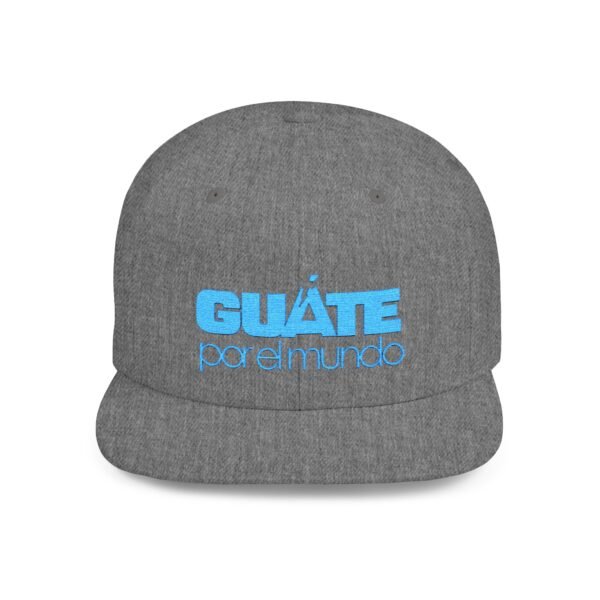 Esta gorra plana es elegante y ajustable, perfecta para el día a día.