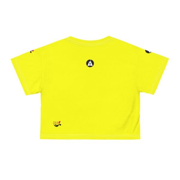 Camiseta corta de mujer inspirada en los 80s, con un toque vibrante y casual, irradia un estilo veraniego.