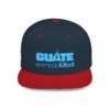 Esta gorra plana es elegante y ajustable, perfecta para el día a día.