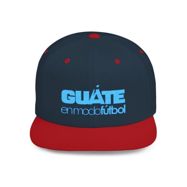 Esta gorra plana es elegante y ajustable, perfecta para el día a día.